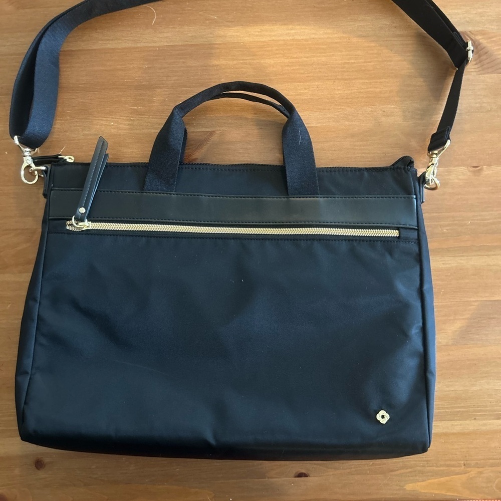 SAMSONITE SMARTSLEEVE
CONVERTIBLE SLIM SOFT BRIEF
LAPTOP CASE BLACK NYLON